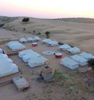 沙漠中央的一组白色帐篷