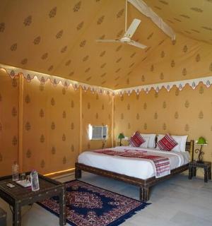 ložnice s postelí v pokoji se žlutými stěnami