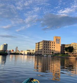 一座建筑物林立的城市中,河流上的一艘船