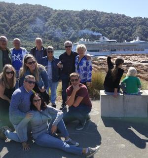 一群人在游轮前合影