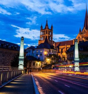 una città di notte con un ponte e un edificio
