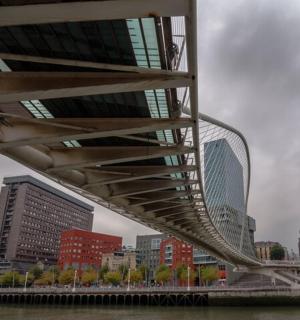 most přes řeku ve městě s budovami