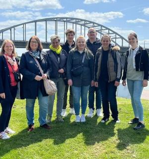 一群人在桥前合影