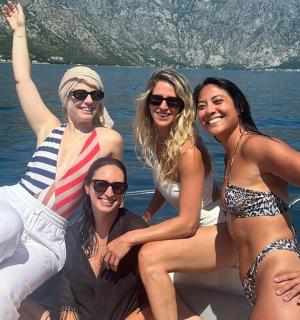 一群妇女坐在水中的船上