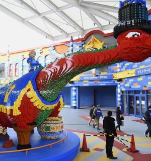 шарена статуа пилета у тржном центру