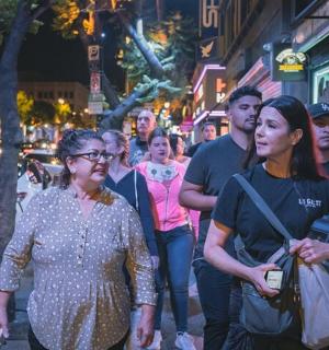 一群人走在城市街道上