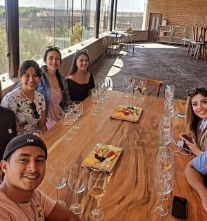 一群人围坐在木桌旁