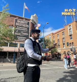 一名男子站在城市街道上