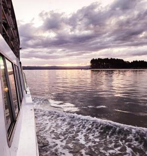 pohled ze zadní části lodi na vodní plochu