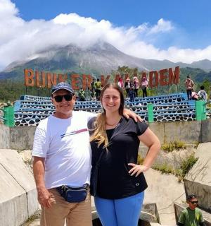 一对男女站在山前