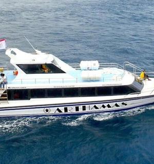 skupina lidí na lodi ve vodě