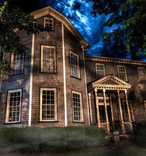 suuri tiilirakennus, jossa on suuri ikkuna