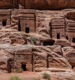 velký skalní útes s budovami na něm