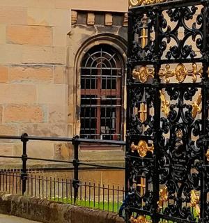 建筑物侧面的黑色和金色门