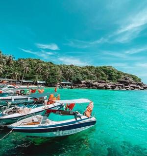 一群船停靠在海滩的水中