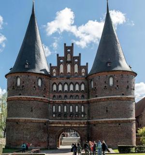 一座巨大的砖砌城堡，顶部有两座塔楼