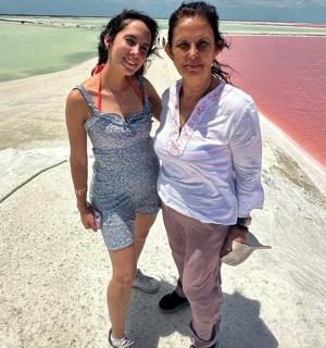 两个女人并排站在海滩上