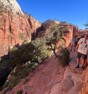 一名男子站在峡谷边