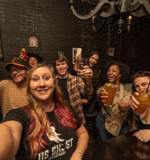 skupina lidí držících sklenice piva