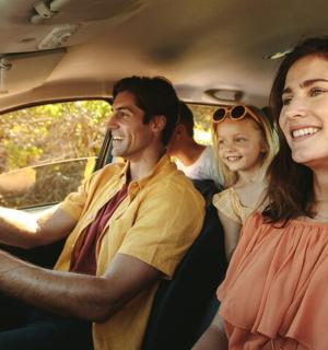 skupina lidí jedoucích v autě