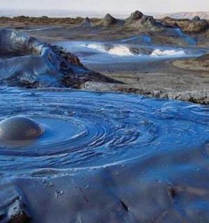 一片水中央的岩石