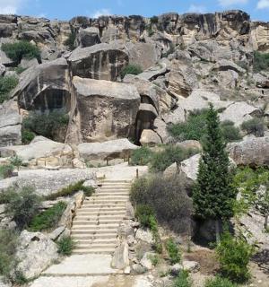 通往岩石山的楼梯