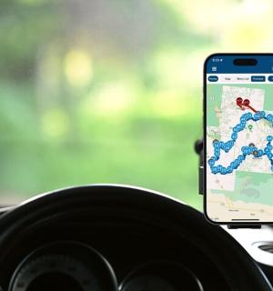 放在方向盘上的手机