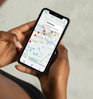 一个人拿着手机,手机上有地图