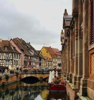 城市中的一条河流,有建筑物和桥梁