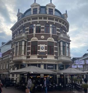 ein großes Gebäude mit Menschen davor