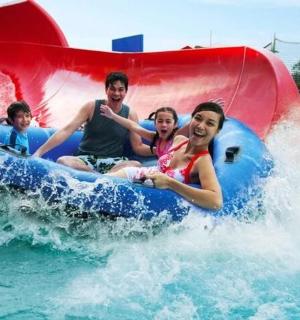 一群人在玩水滑梯