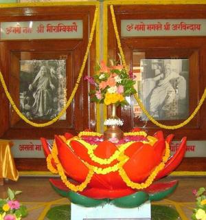 一间有彩色祭坛的房间，祭坛上摆放着一朵花