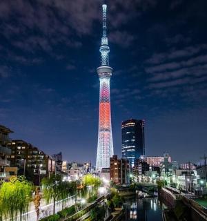 一座高塔，红白灯亮着