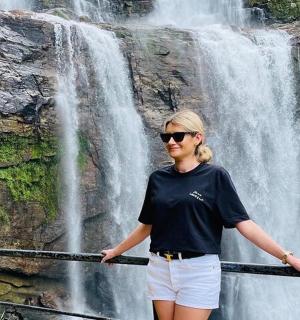 žena stojící před vodopádem