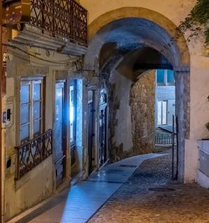 一座带有拱门的老建筑里的一条小巷