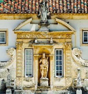 正面有雕像的建筑物