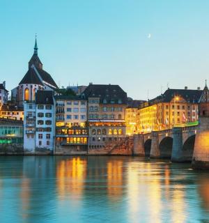 一座拥有横跨河流的桥梁和建筑物的城市