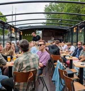 一群人坐在船上的桌子旁