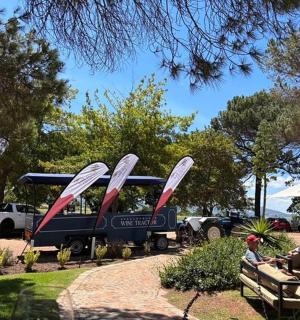 公园里一辆载着冲浪板的餐车