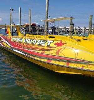 一艘黄色的船停靠在水中的码头