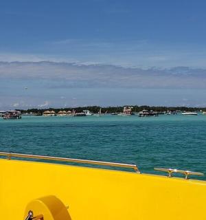 水面上的一艘黄色小船