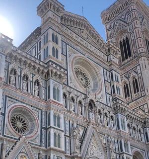 一座阳光照耀的大楼