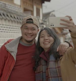 un home i una dona fent-se una foto amb un telèfon mòbil