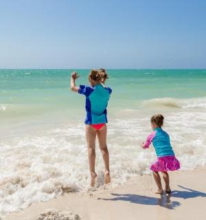 žena a dítě si hrají na pláži