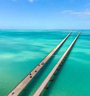 Letecký pohled na most v oceánu