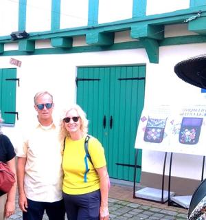 一群人站在一栋建筑物前