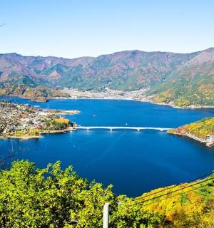 以群山为背景的湖景