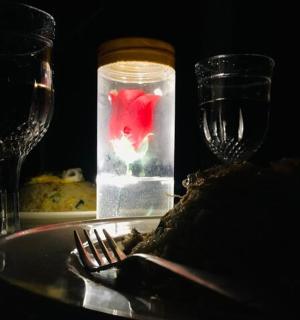 Una mesa con un plato de comida y dos copas de vino.