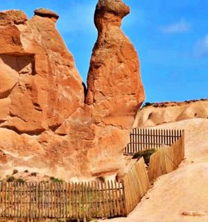 沙漠中栅栏后面的岩层