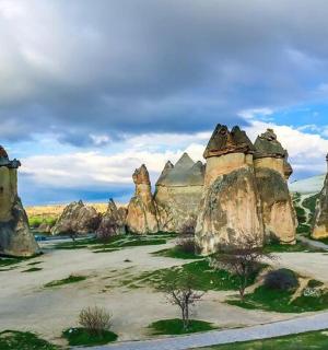 田野里的一组大石头